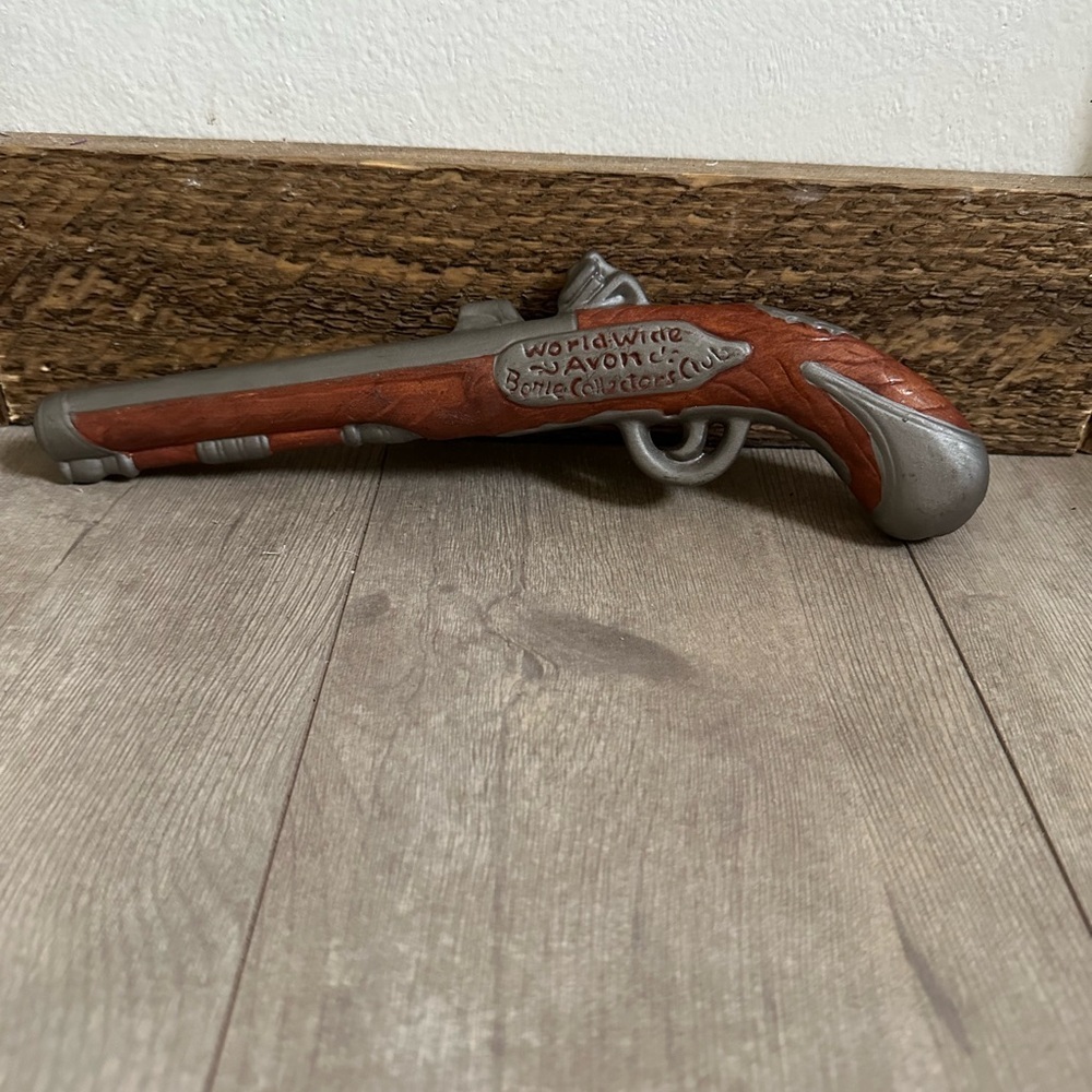 1974 Avon Pistol ‘World Wide Club’ Cologne Bottle 
Vintage 
Rustic & unique!